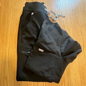 FIGS Woman’s Technical Collection XS Top and XS/ Bottom Scrub Set Black